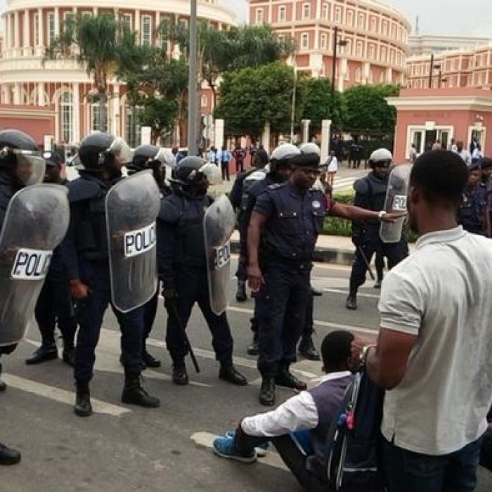 A Problemática do Exercício do Direito Fundamental de Manifestação em Angola: “Um Olhar ao Papel da Polícia”. Agostinho Calaver