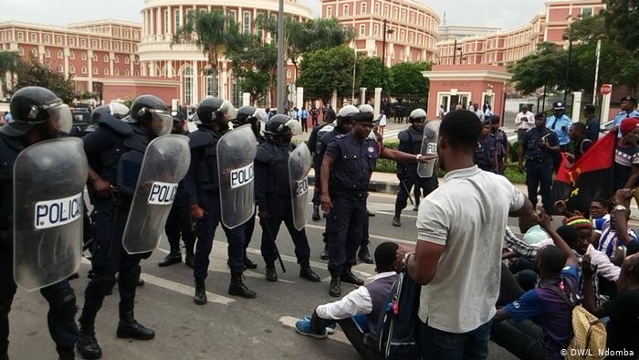 Você está visualizando atualmente A Problemática do Exercício do Direito Fundamental de Manifestação em Angola: “Um Olhar ao Papel da Polícia”. Agostinho Calaver