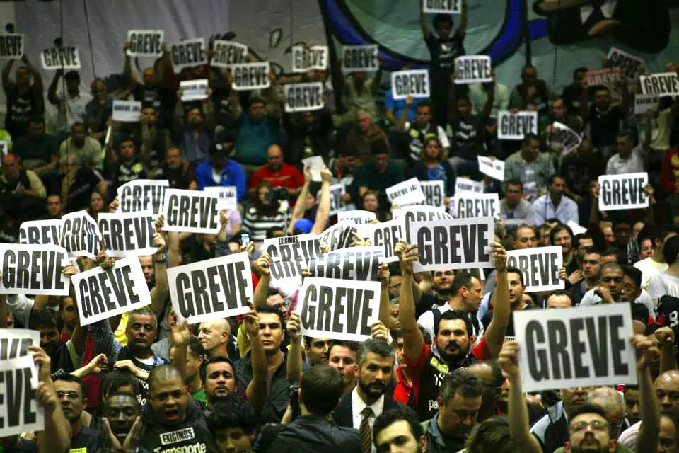 Você está visualizando atualmente DIREITO À GREVE NO ORDENAMENTO JURÍDICO ANGOLANO.